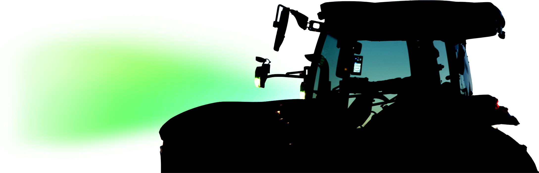 暗闇でライトを点けているトラクターを横から見た様子